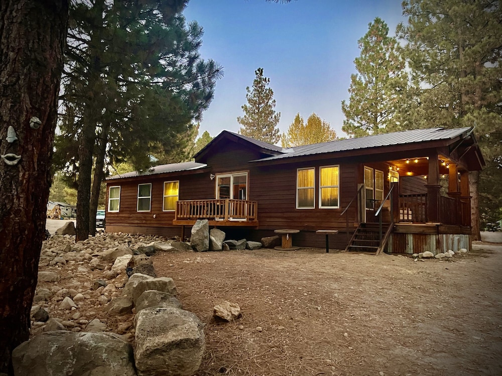 Majestic Mountain Ranch — The Cowboy House — Creek Side
